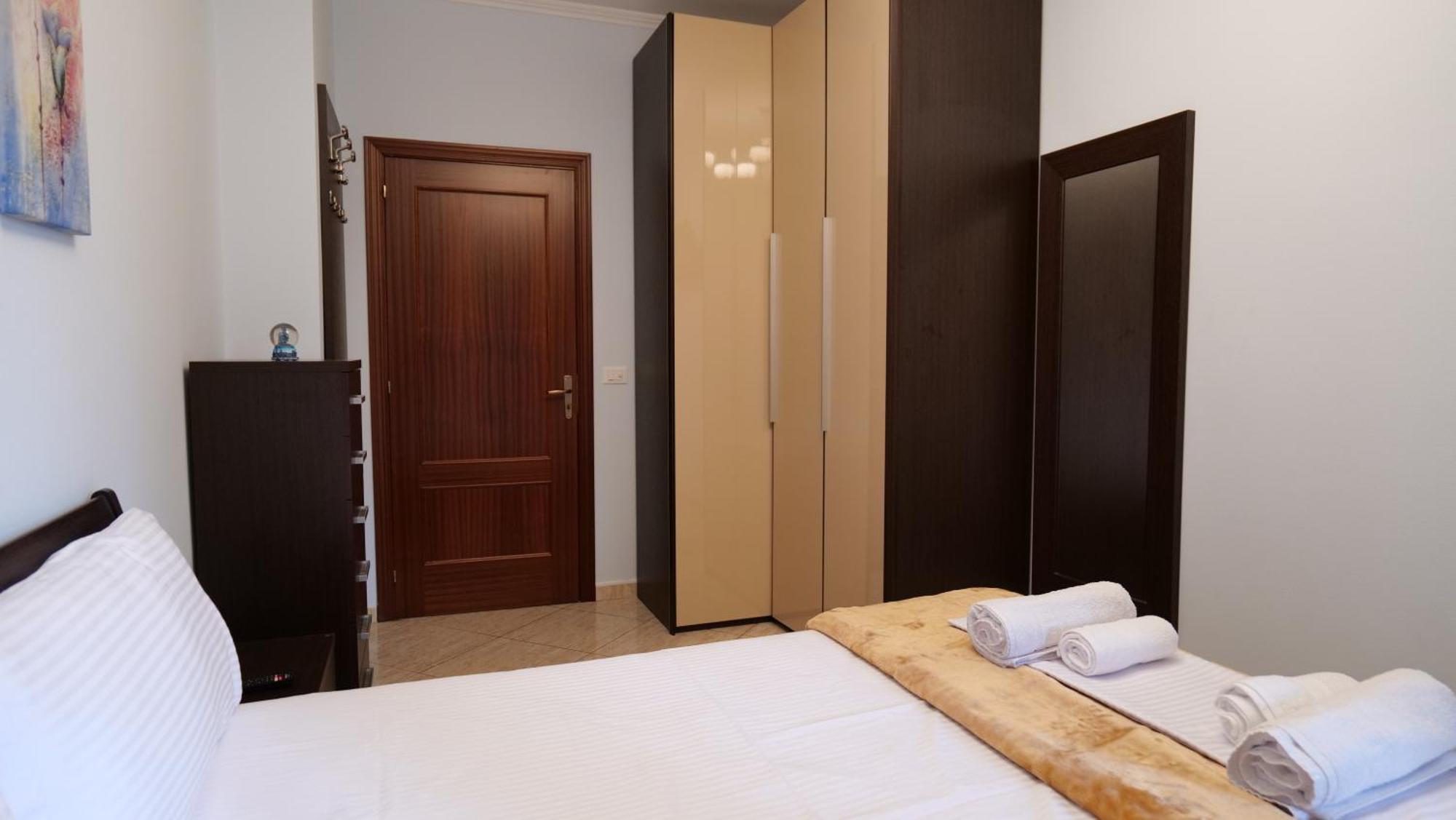 Top Location Kristi Apartments 05 Tirana Buitenkant foto
